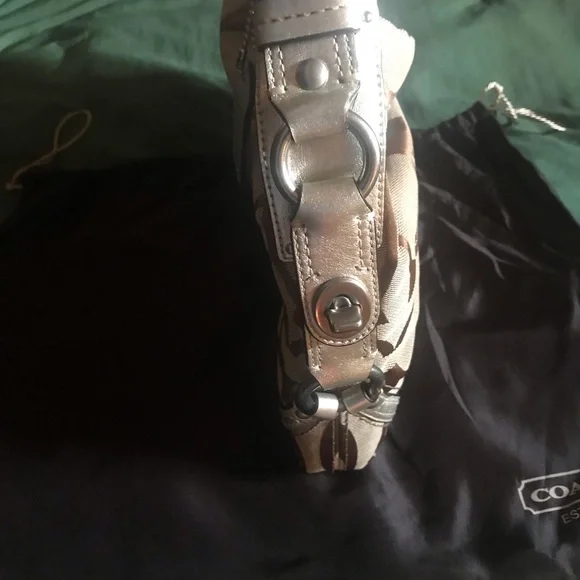 BNWT LARGE COACH SIGNATURE CARLY BABY BLUE INTERIOR - Picture 7 of 14